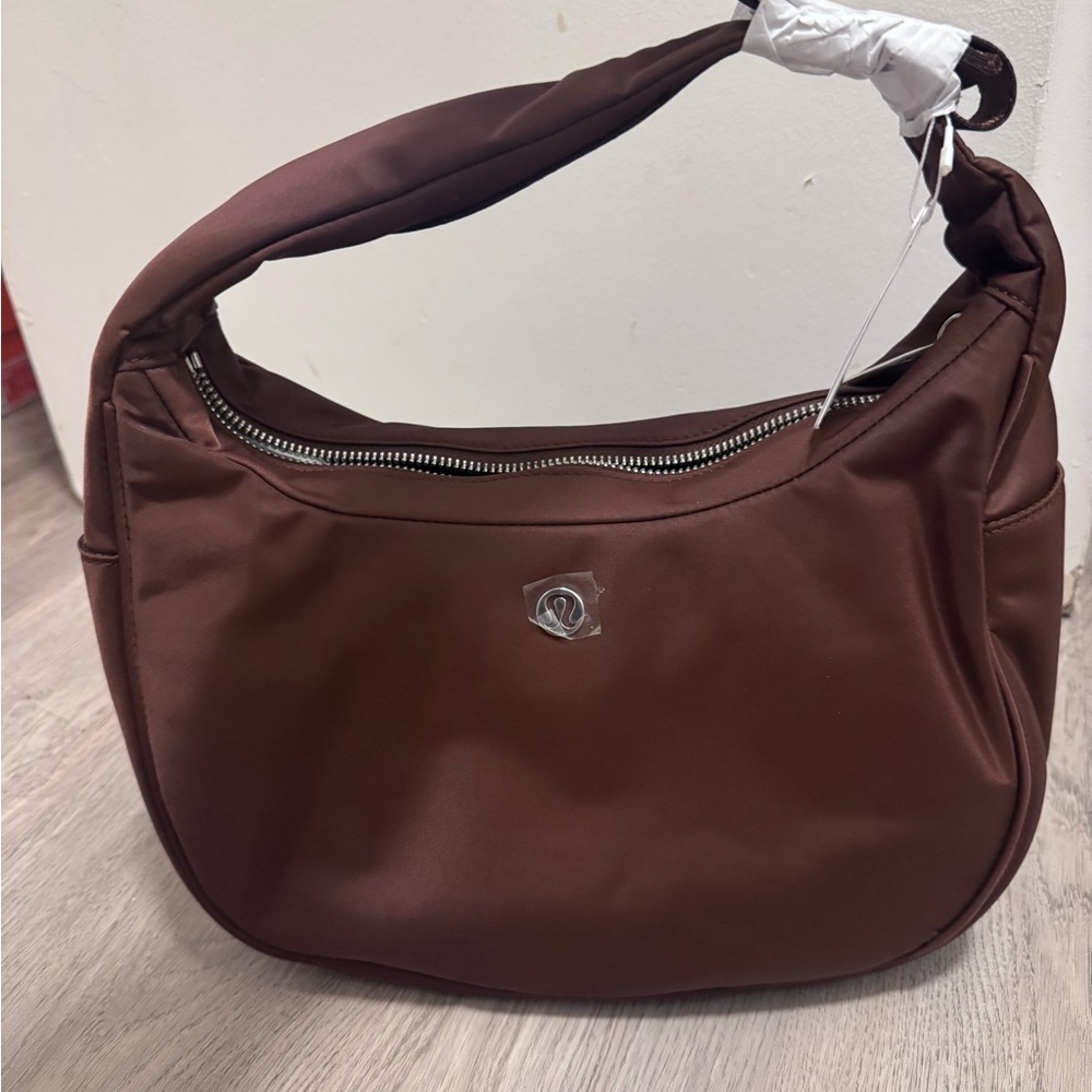Lululemon City Essentials 4L Bag Lava Cake - Picture 4 of 7